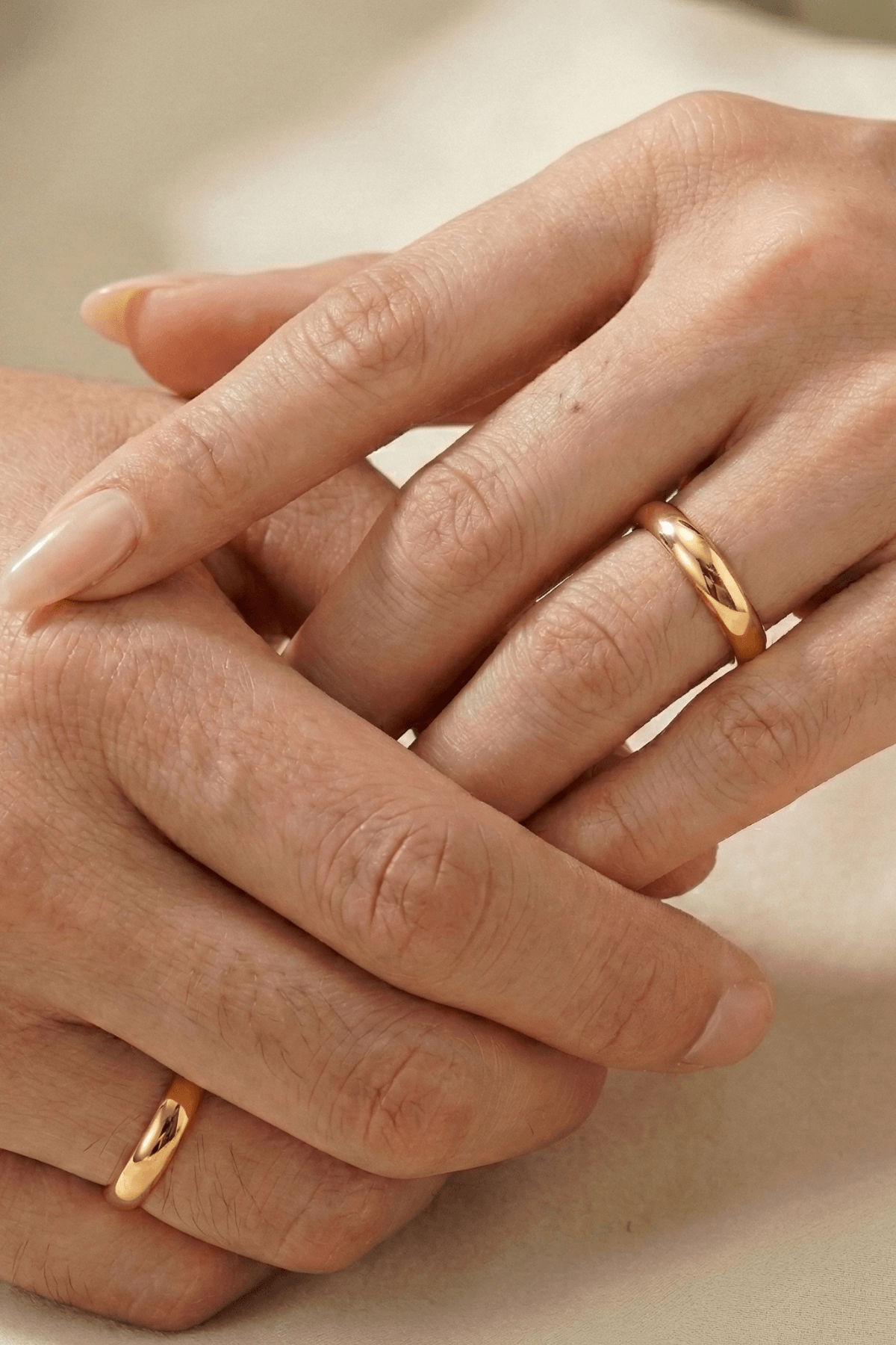 14 Ayar Altın 4 mm Bombeli Alyans neşe içinde el ele tutuşmuş ellerde