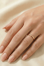 14 Ayar Altın 4 mm Bombeli Alyans on a hand with manicured nails, showcasing elegance and style.