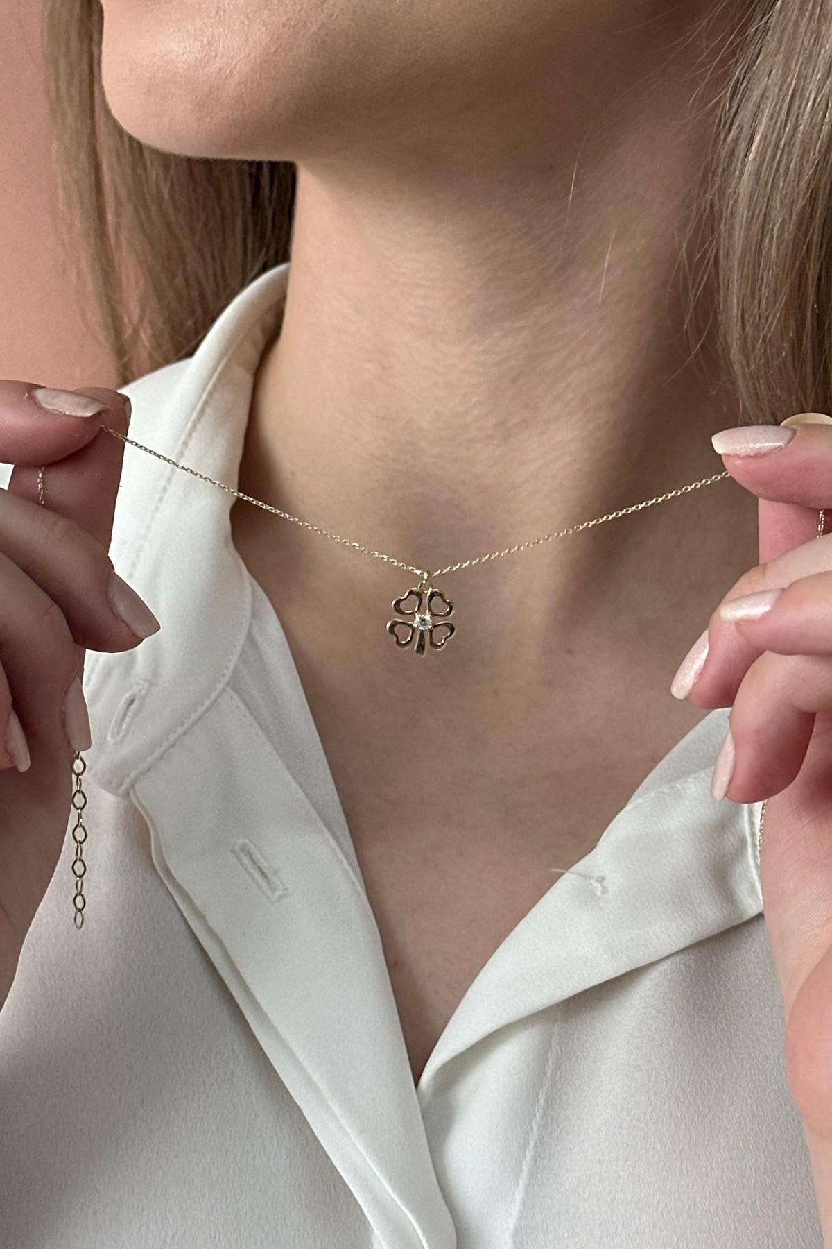 14 Ayar Altın Yonca Modelli Tek Zirkon Taşlı Kalpli Kolye