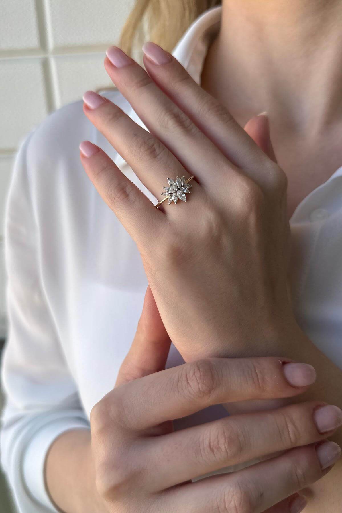 14 Ayar Altın Kadın Lotus Markiz Yüzük