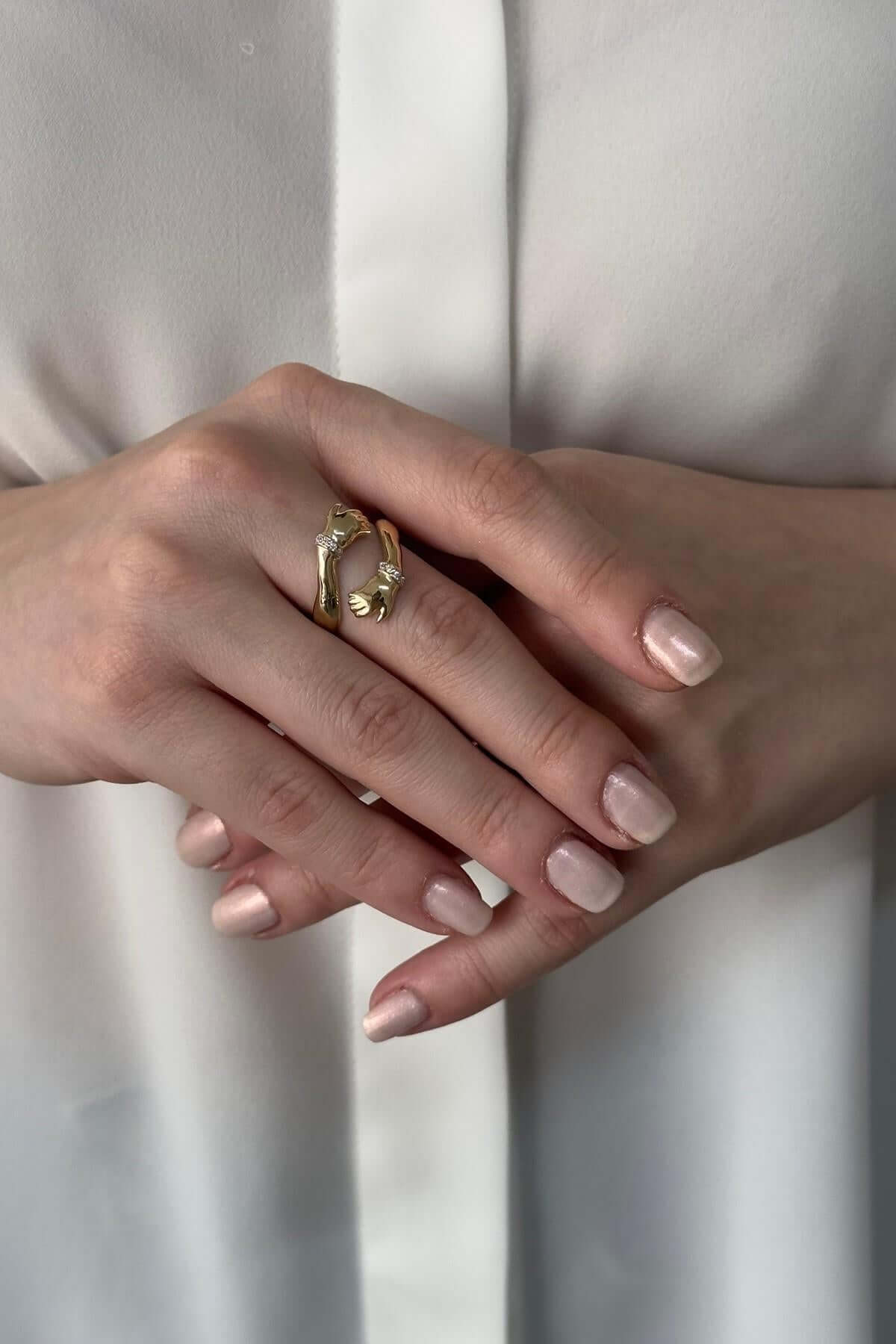 14 Ayar Altın Zirkon Taşlı Sarılan Eller Modeli Yüzük