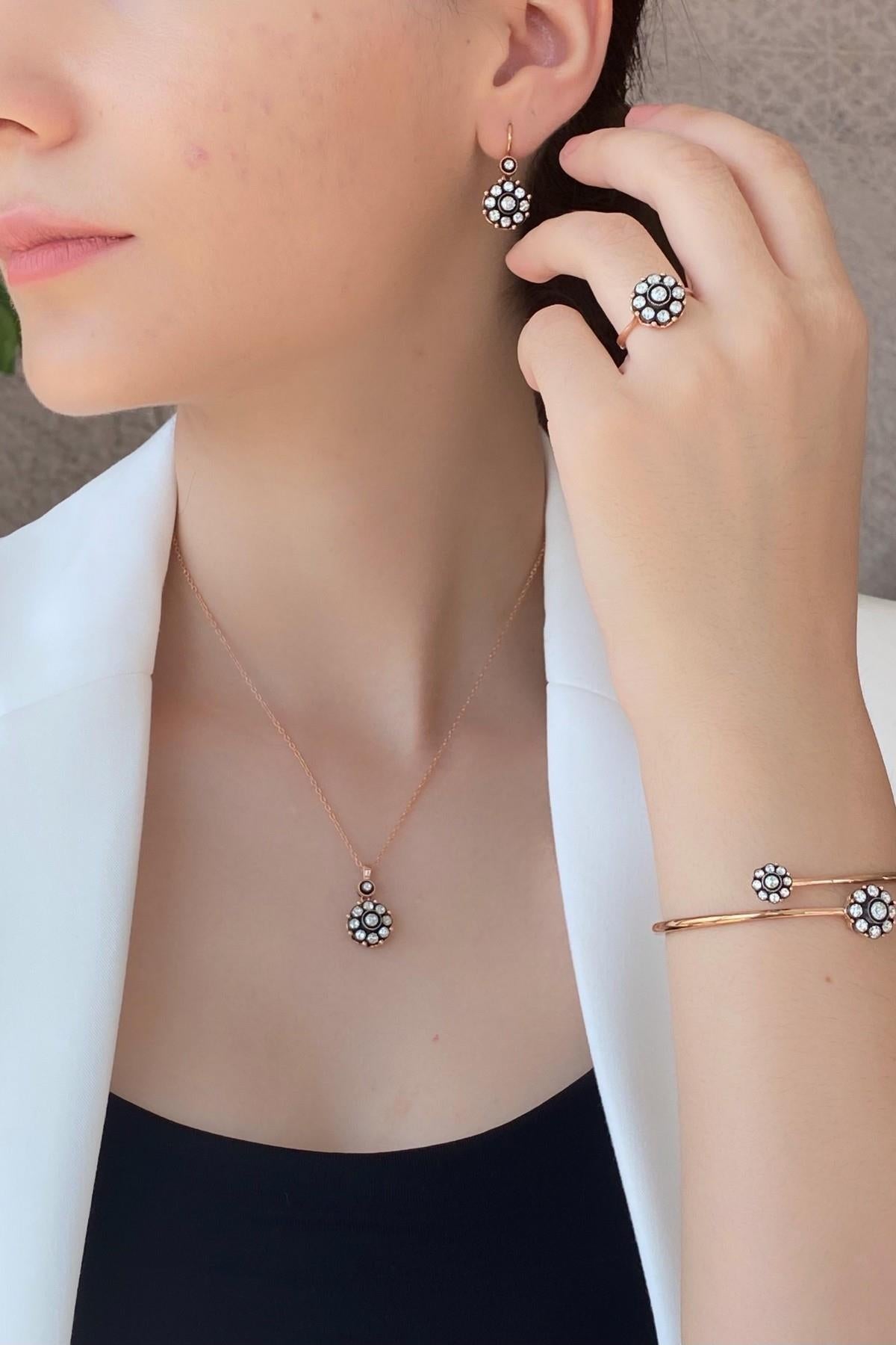 Zumrut Sarraf 2,33 Karat Elmas Gul Bayan Set