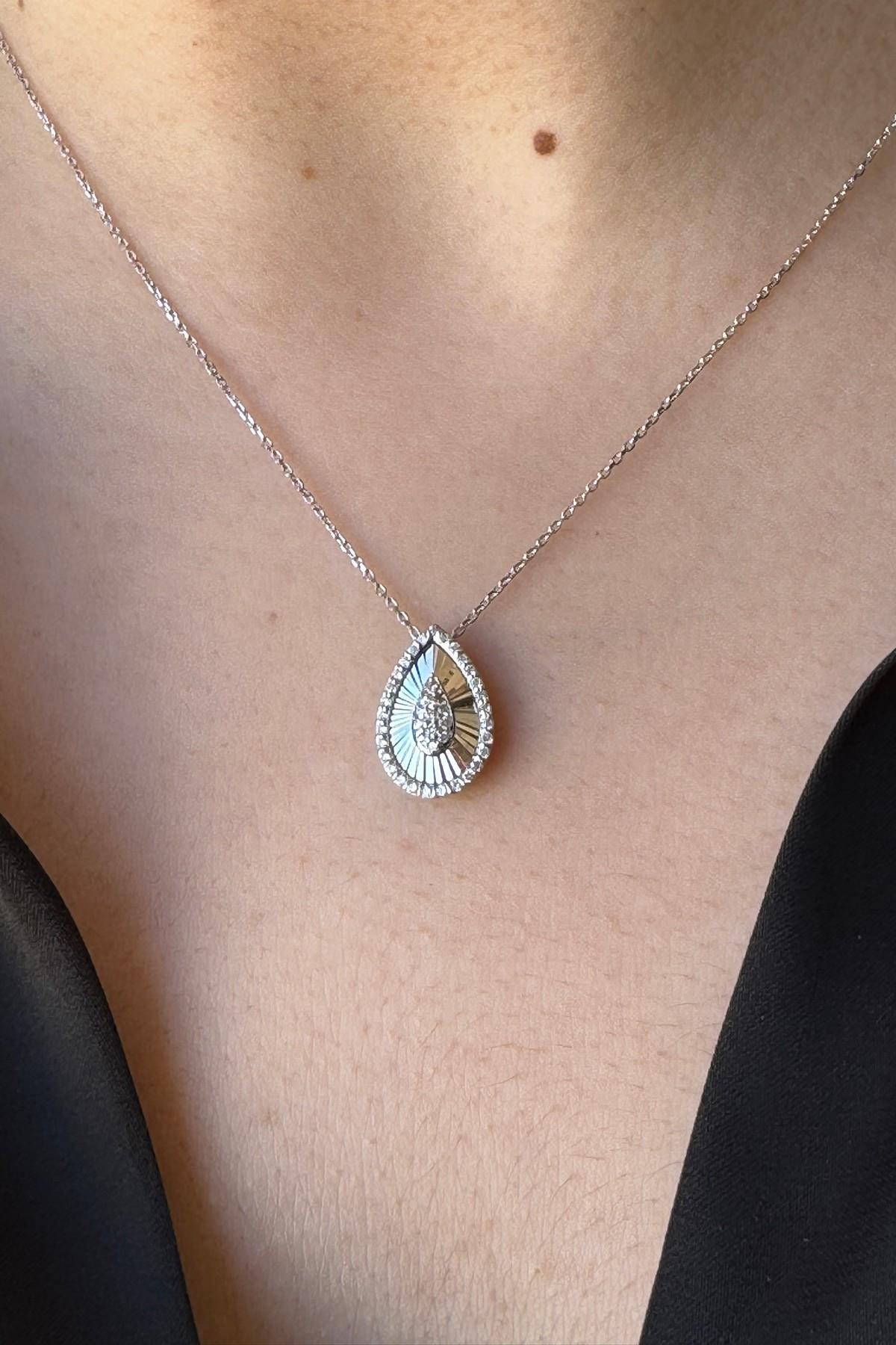 14 Ayar Altın 0,16 Karat Damla Kesim Pırlanta Kolye