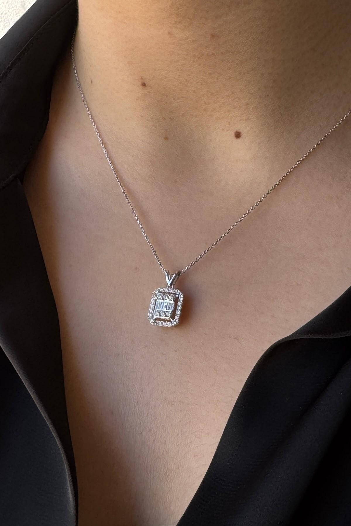 14 Ayar Altın 0,32 Karat Baget Pırlanta Kolye