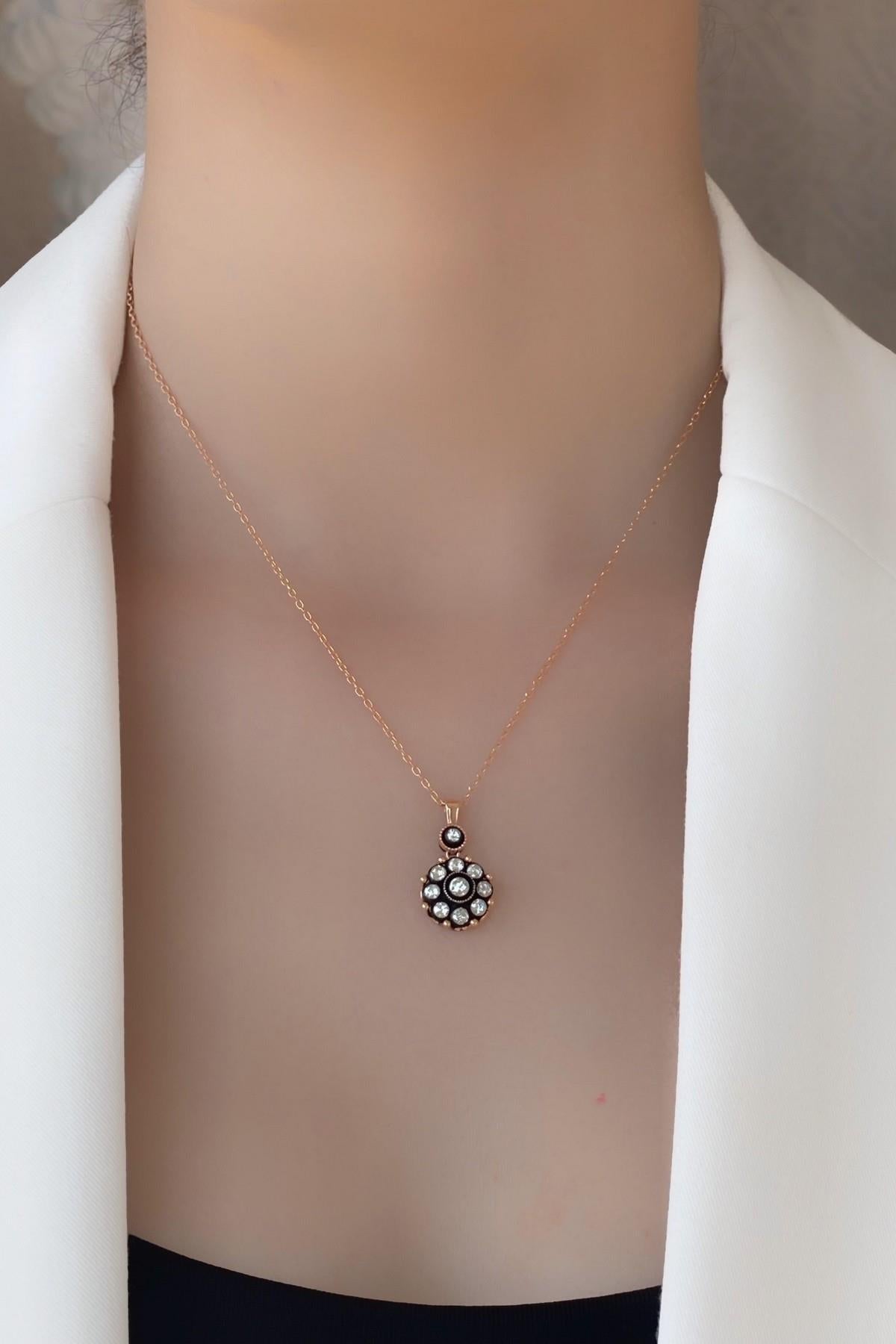 8 Ayar Altın 0,43 Ct Elmas Çiçek Modelli Kadın Kolye