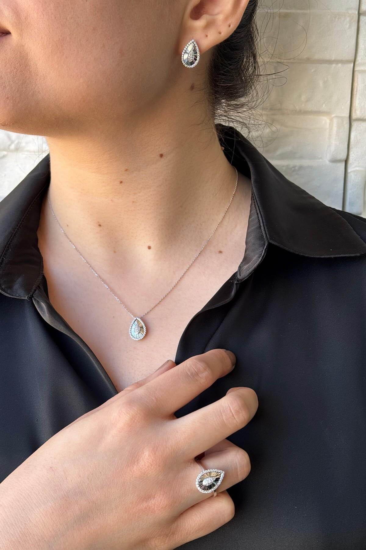 14 Ayar Altın 0,29 Karat Damla Kesim Pırlanta Küpe