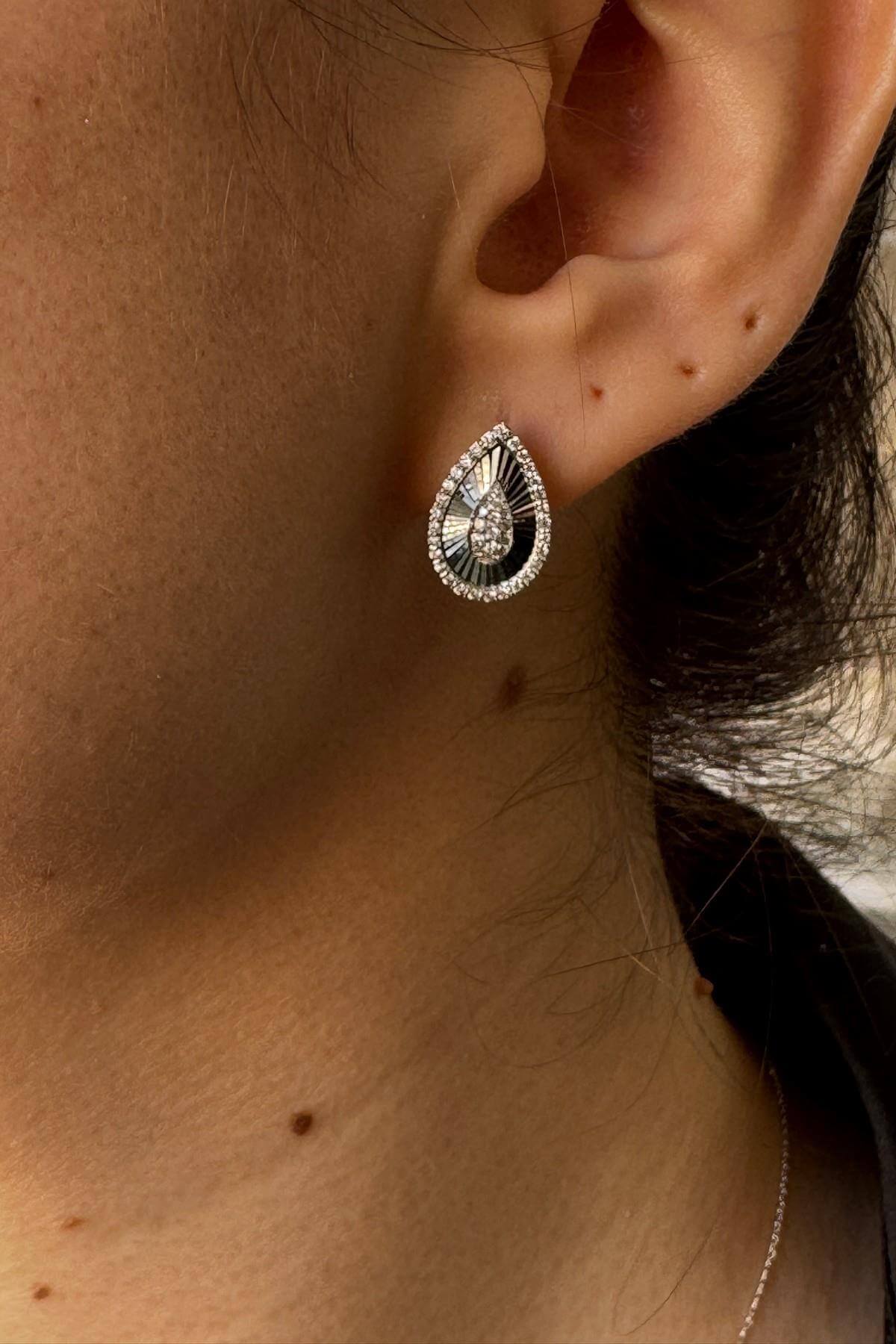 14 Ayar Altın 0,29 Karat Damla Kesim Pırlanta Küpe