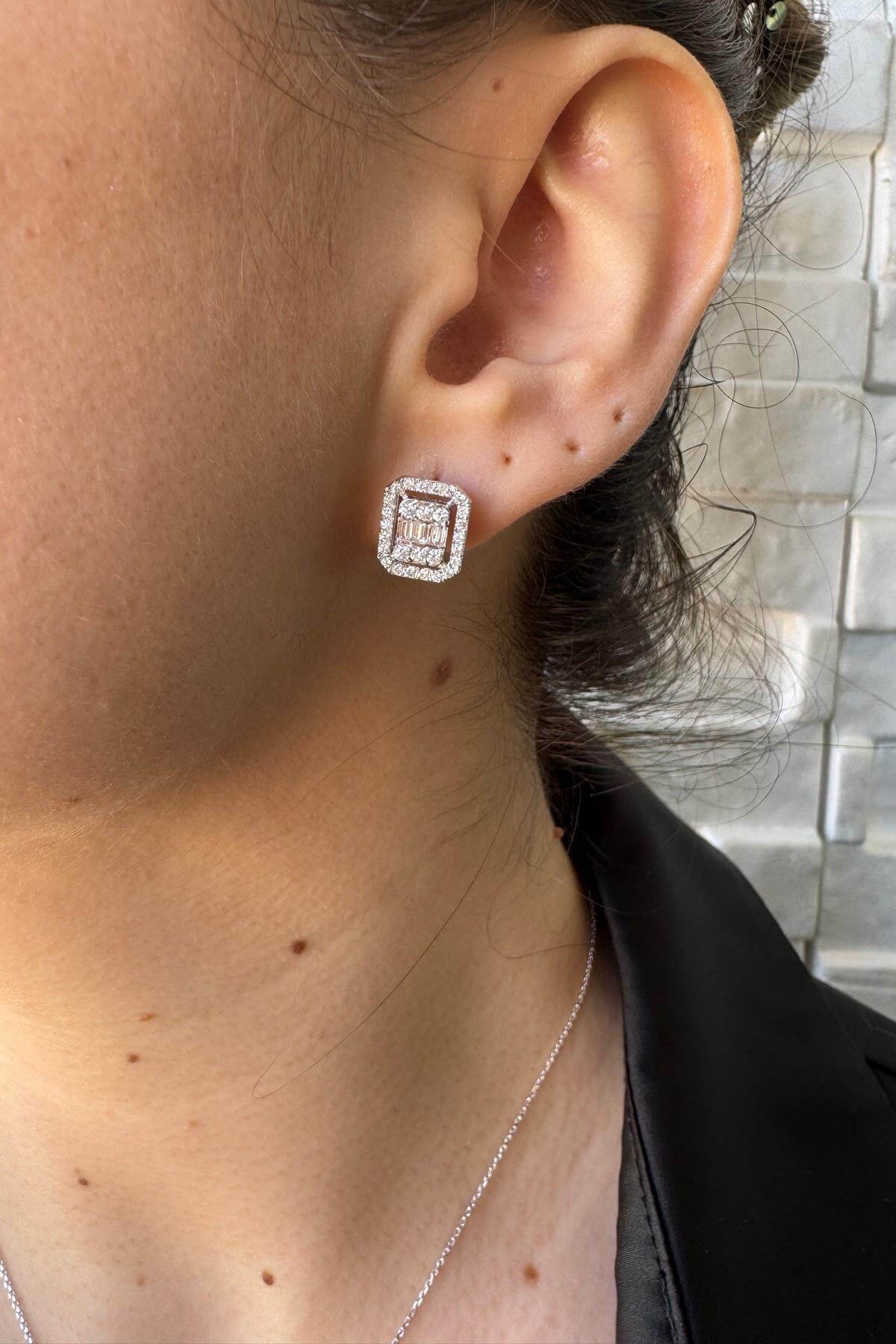 14 Ayar Altın 0,6 Karat Baget Pırlanta Küpe