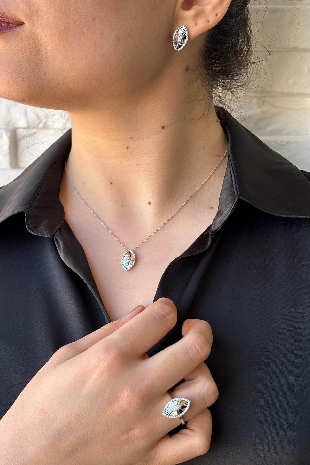 14 Ayar Altın 0,66 Karat Badem Kesim Pırlanta Kolye Yüzük Küpe Üçlü Set