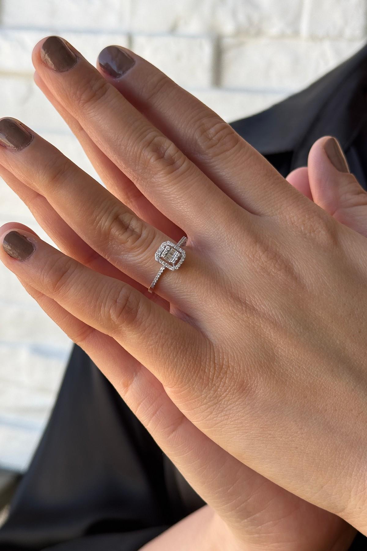 14 Ayar Altın 0,17 Karat Kolu Taşlı Baget Pırlanta Yüzük