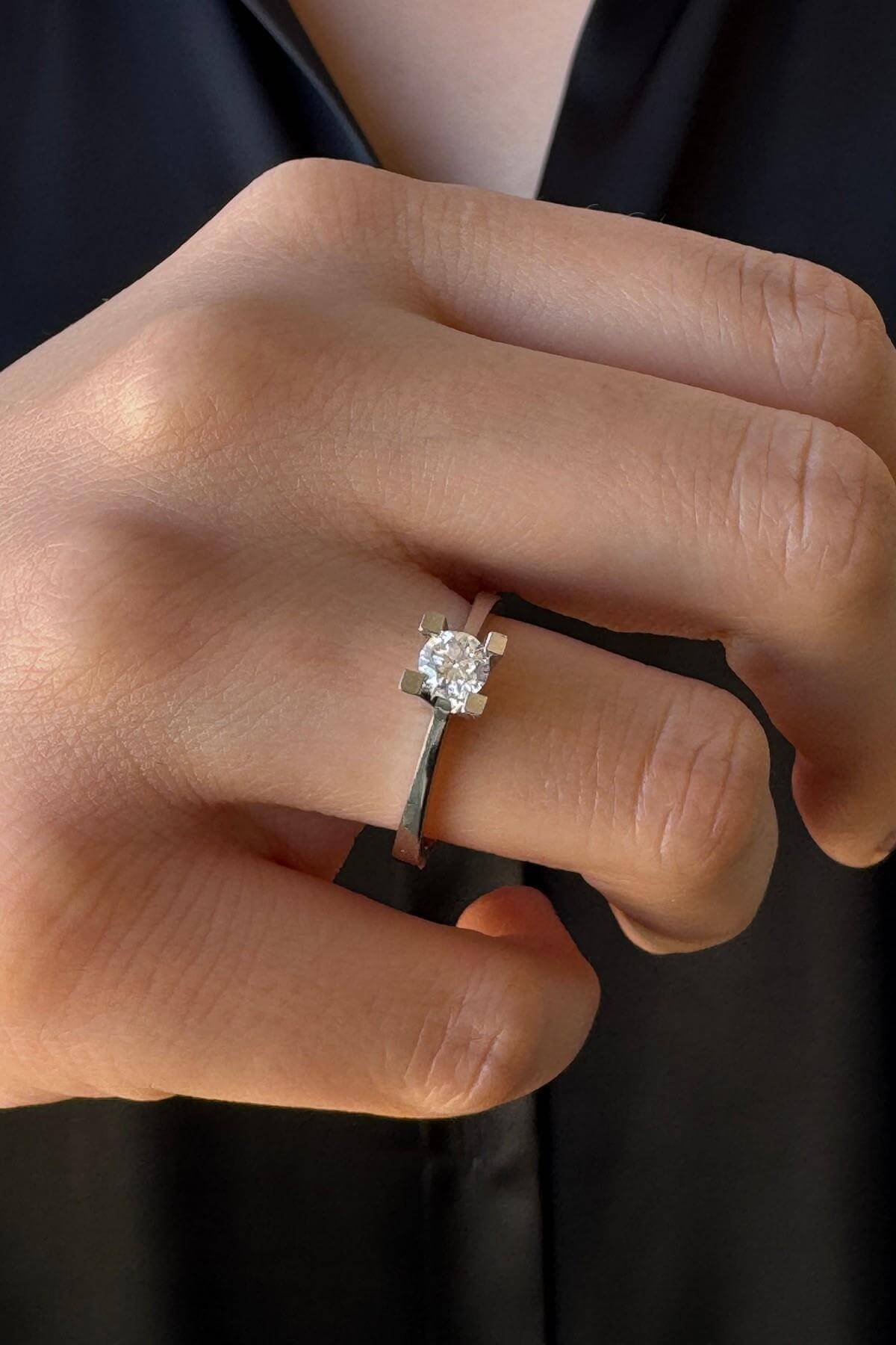 14 Ayar Altın 0,20 Karat Prenses İnce Tırnak Tektaş Yüzük