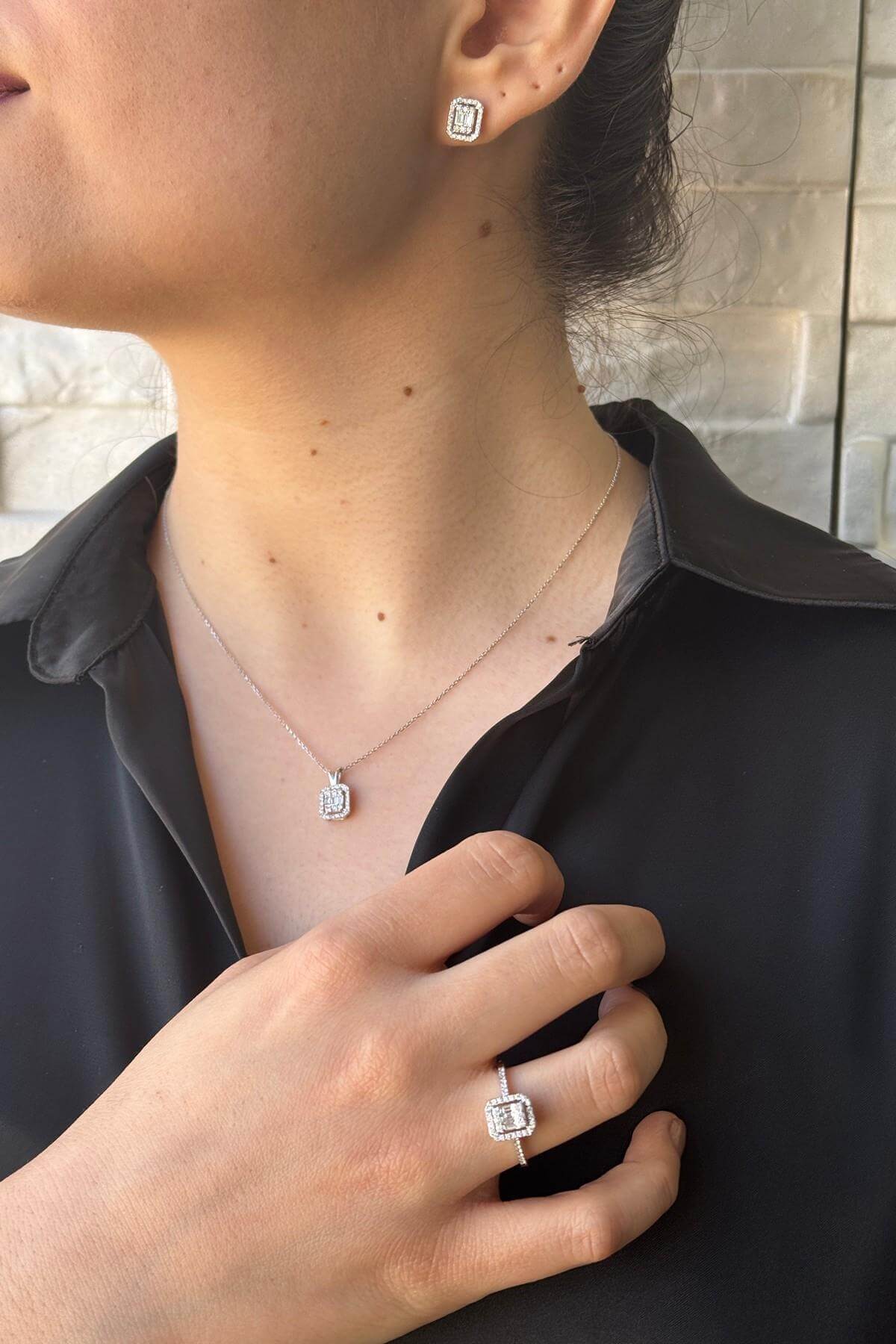 14 Ayar Altın 0,25 Karat Kolu Taşlı Baget Pırlanta Yüzük