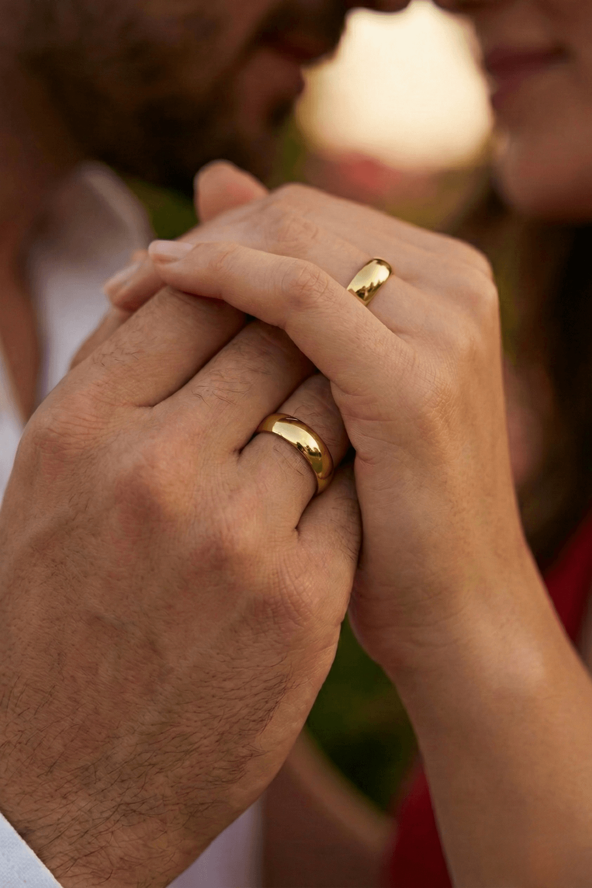 14 Ayar Altın 6 mm Bombeli Alyans ile birbirine tutunan sevgi dolu çiftin elleri.