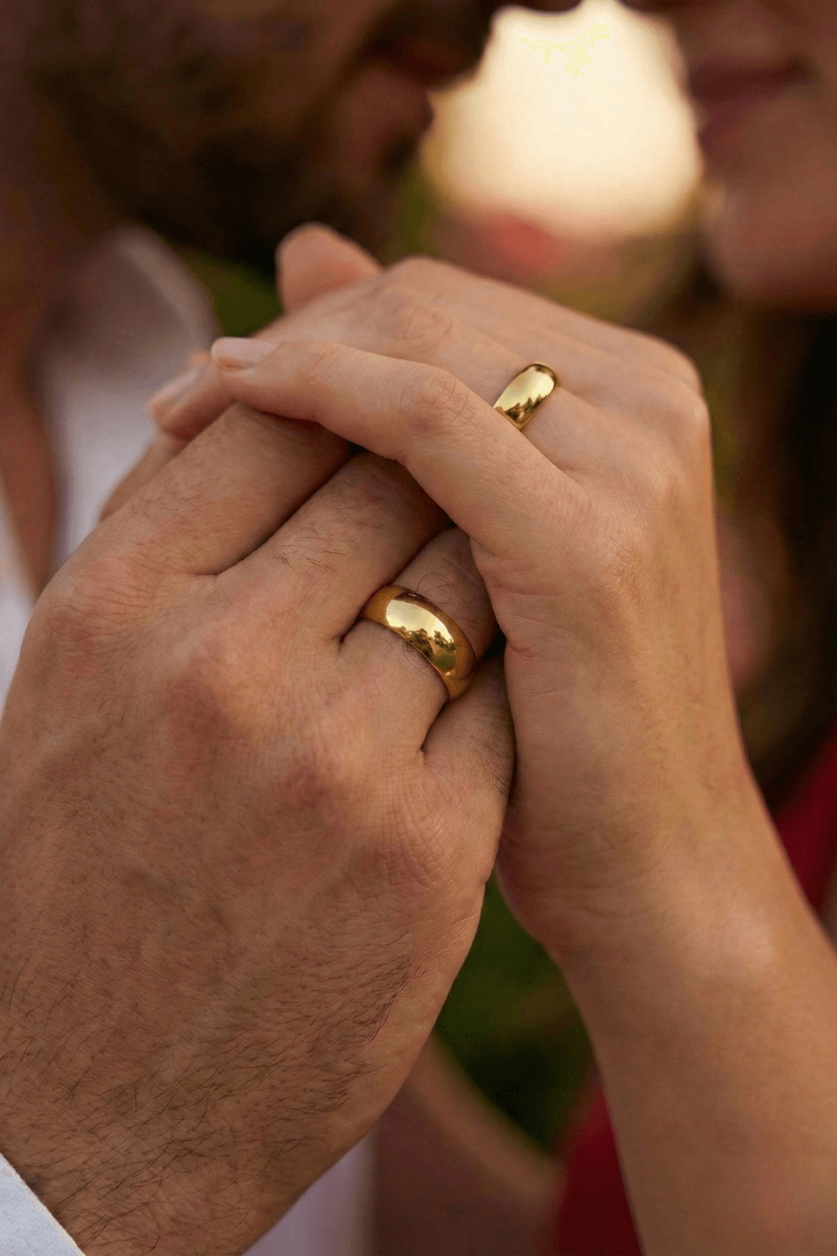 Çiftin elinde 14 Ayar Altın 7 mm Bombeli Alyans ile anlam dolu bir an.