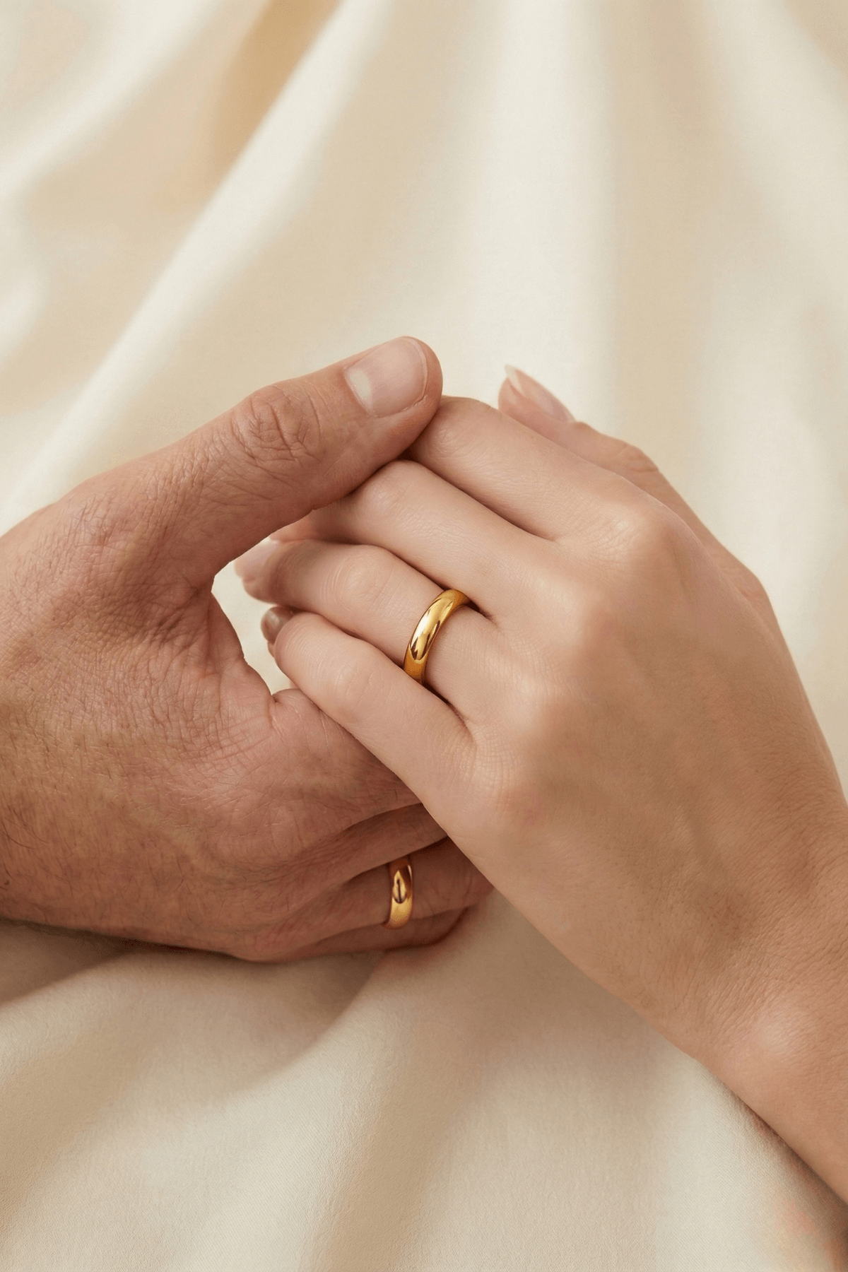 14 Ayar Altın 3 mm Düz Alyans, el ele tutuşan çiftler, alyans yüzükleriyle romantik anlar.