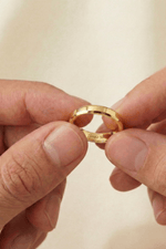 14 Ayar Altın 5 mm Kesme Alyans, el ile tutulan altın alyans yüzük detayları.