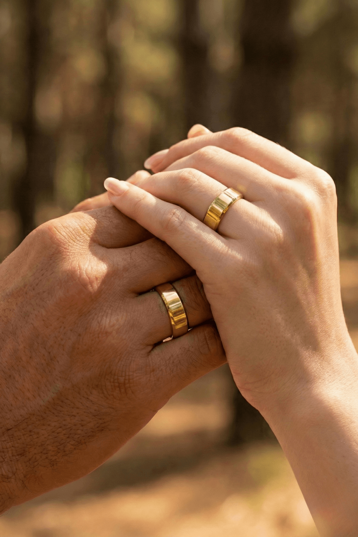 14 Ayar Altın 5 mm Kesme Alyans ile el ele tutuşan çiftin görüntüsü, aşkı sembolize ediyor.