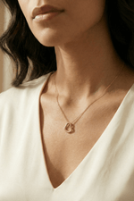 14 Ayar Altın Kalpli Kolye, şık tasarımıyla zarif bir görünüm sunmaktadır. Altın Kolye ile şıklığınızı tamamlayın.