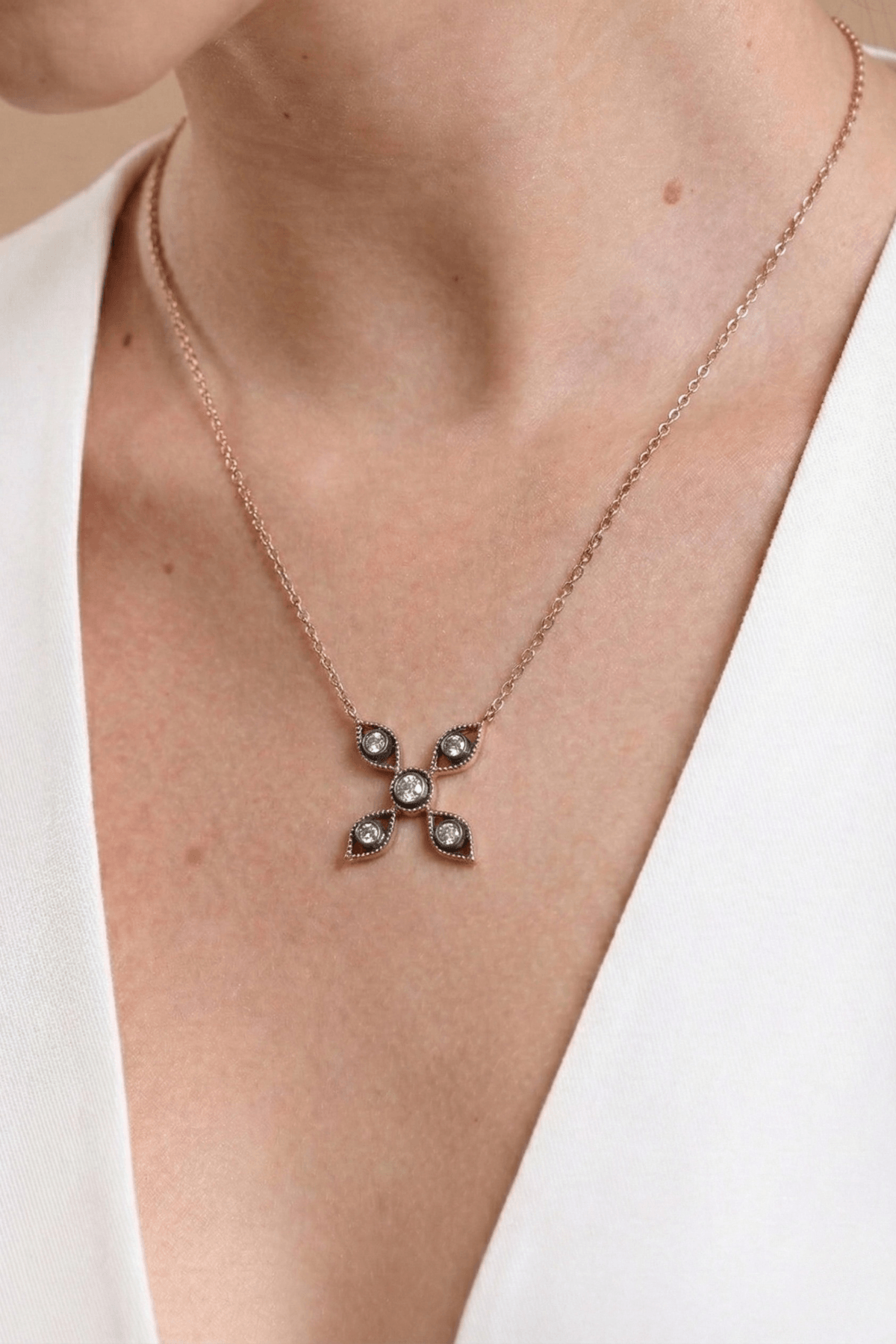 8 Ayar Altın 0.17 Ct Elmas Çiçek Desenli Kolye