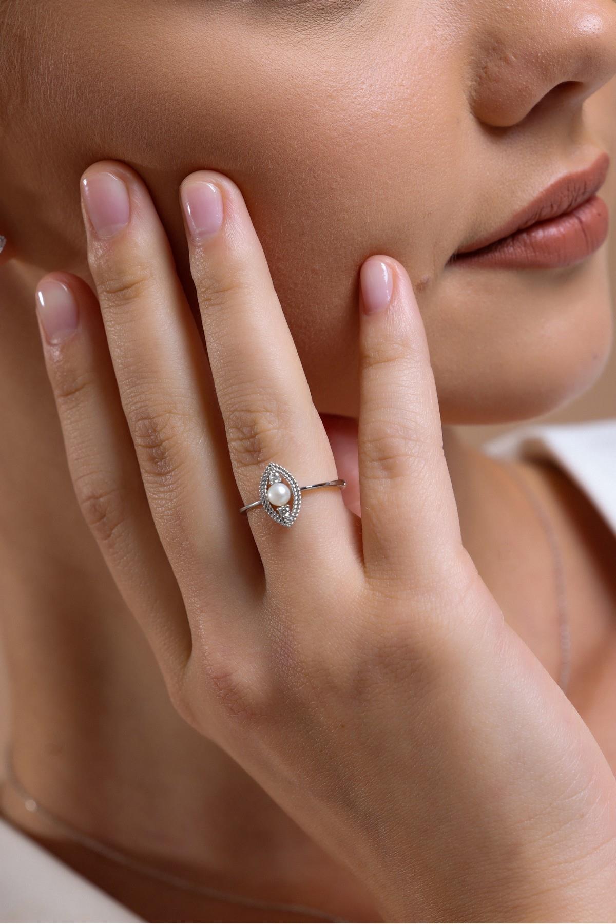 0,15 Karat Göz Modelli Doğal İnci Pırlanta Yüzük