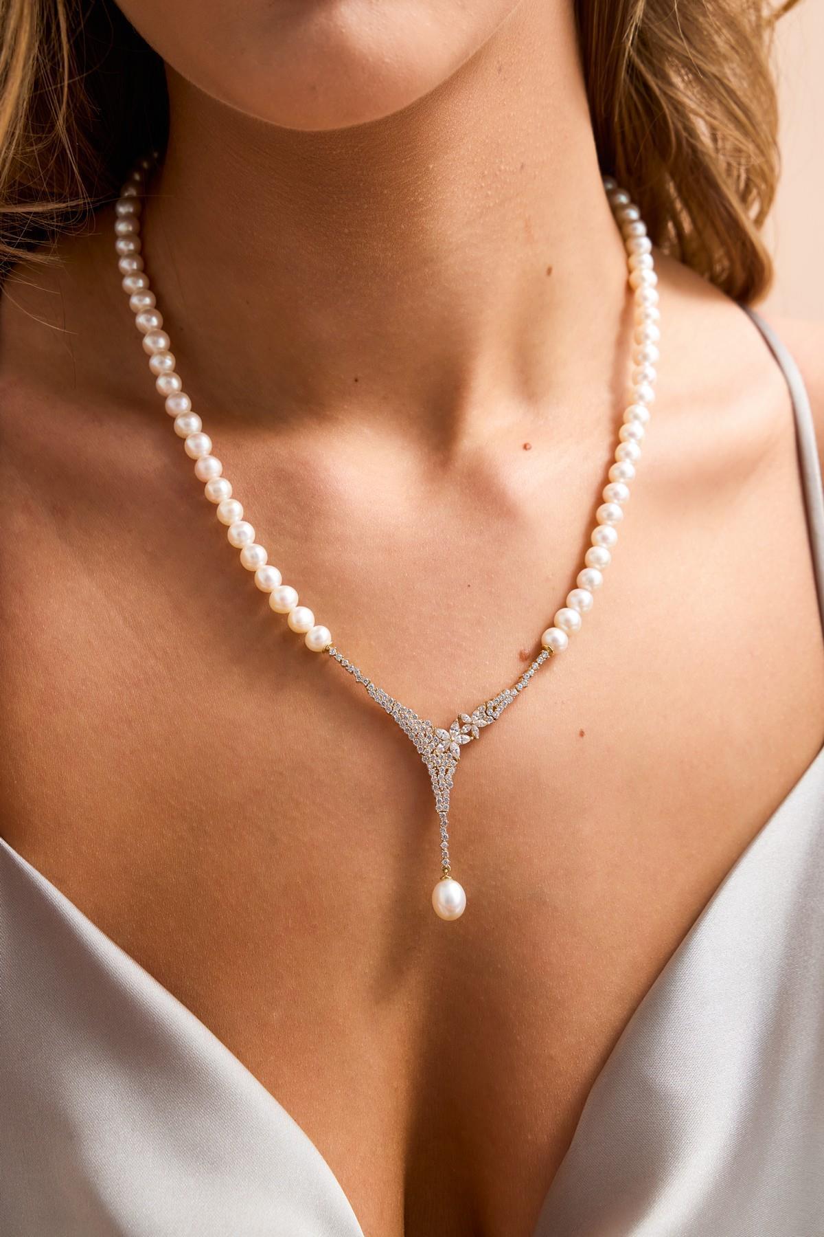 Çiçek Detay Zirkon Taşlı Doğal İnci Kolye