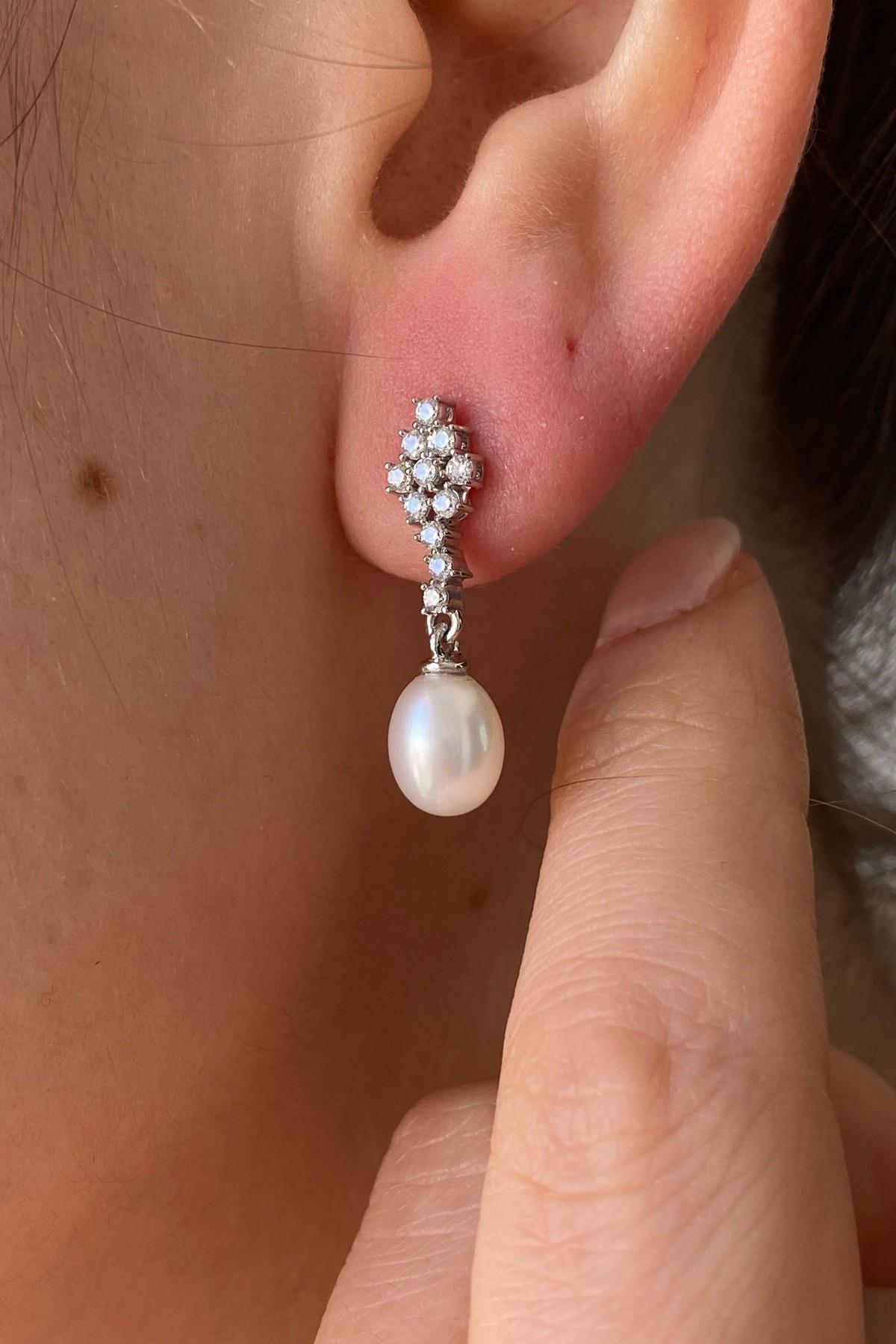 Dörtgen Taşlı Doğal İnci Sallantılı Küpe