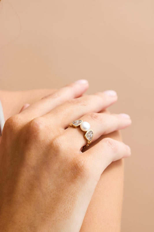 Üçgen Modeli Baget Taşlı Doğal İnci Yüzük