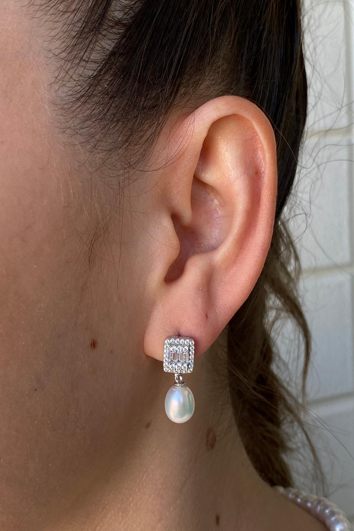 Baget Taşlı Doğal İnci Sallantılı Küpe