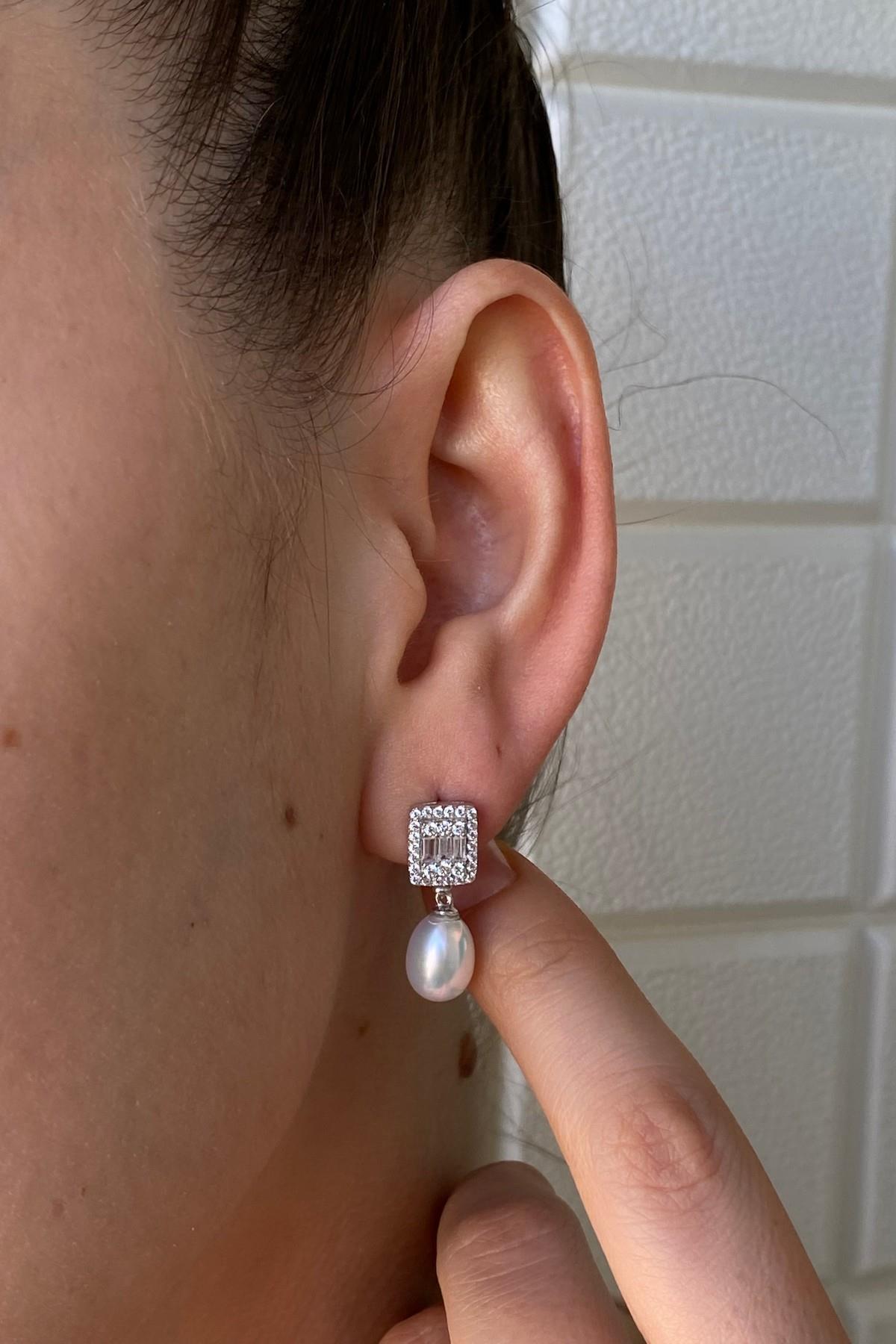 Baget Taşlı Doğal İnci Sallantılı Küpe