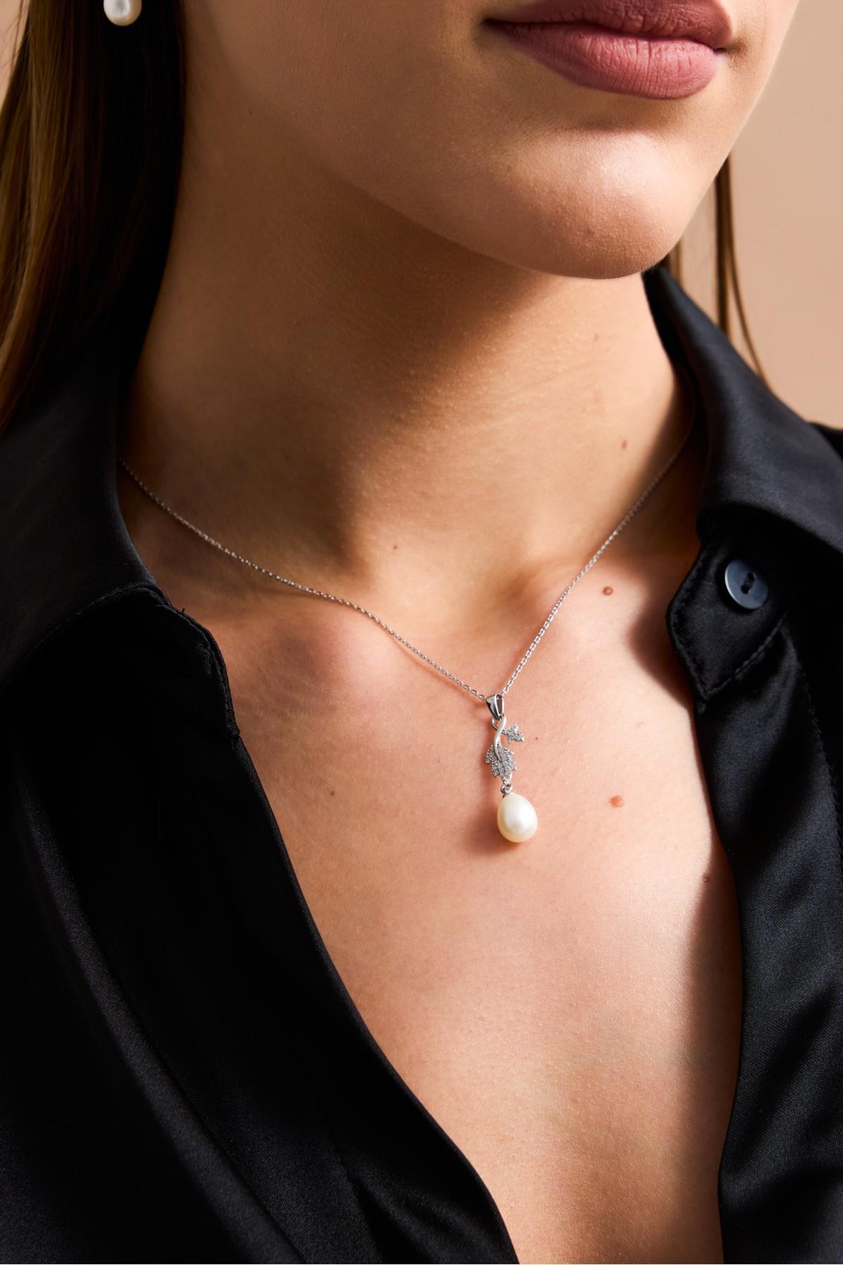 Yaprak Taşlı Doğal İnci Sallantılı Kolye