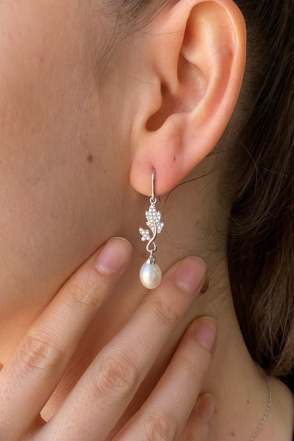 Yaprak Taşlı Doğal İnci Sallantılı Küpe