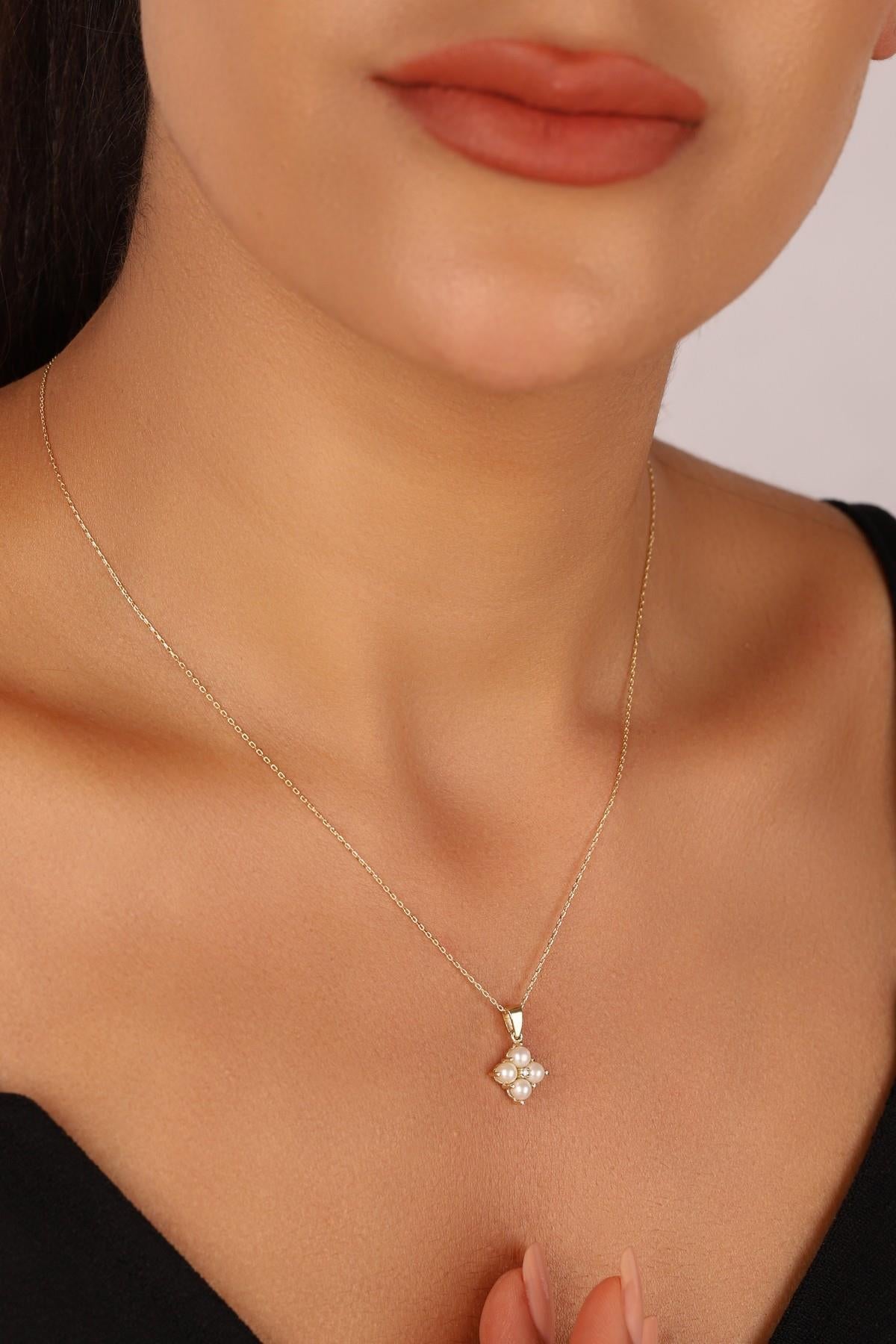 Dörtgen Dört Doğal İncili 0,06 Karat Pırlanta Kolye