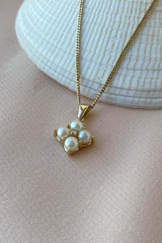 Dörtgen Dört Doğal İncili 0,06 Karat Pırlanta Kolye