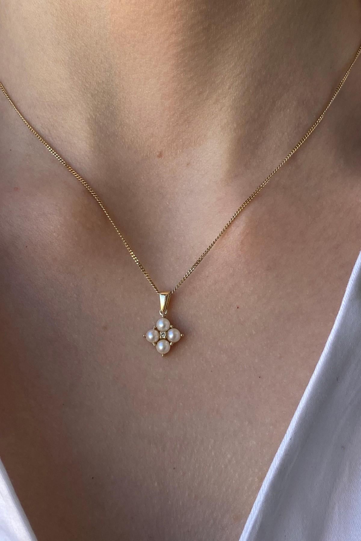 Dörtgen Dört Doğal İncili 0,06 Karat Pırlanta Kolye