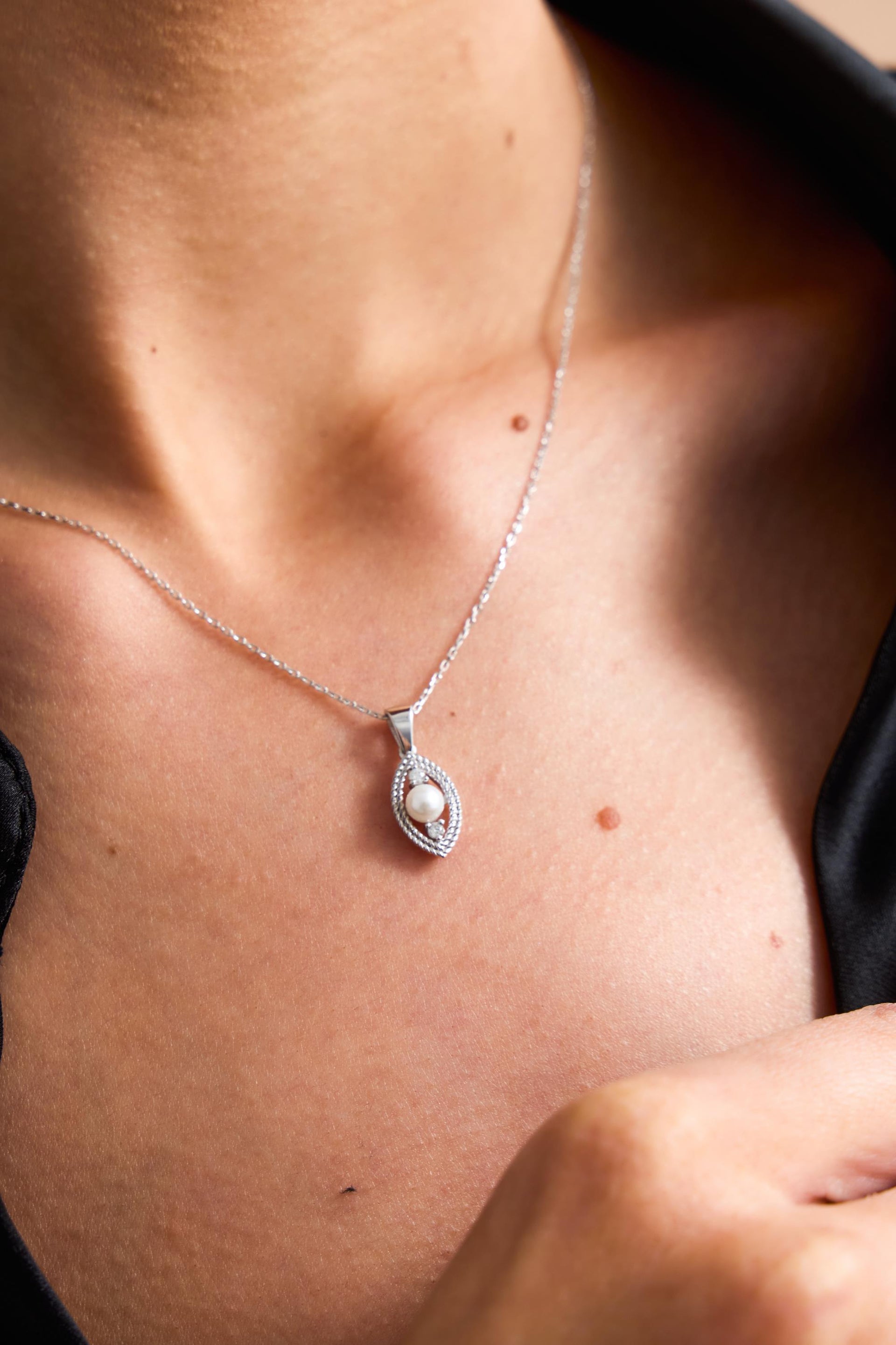 Göz Doğal İncili 0,15 Karat Pırlanta Kolye