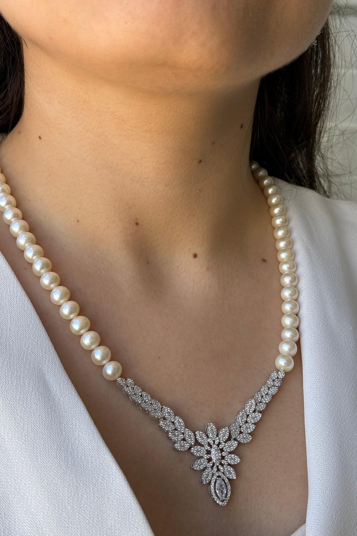 Çiçek Modeli İnci Kolye