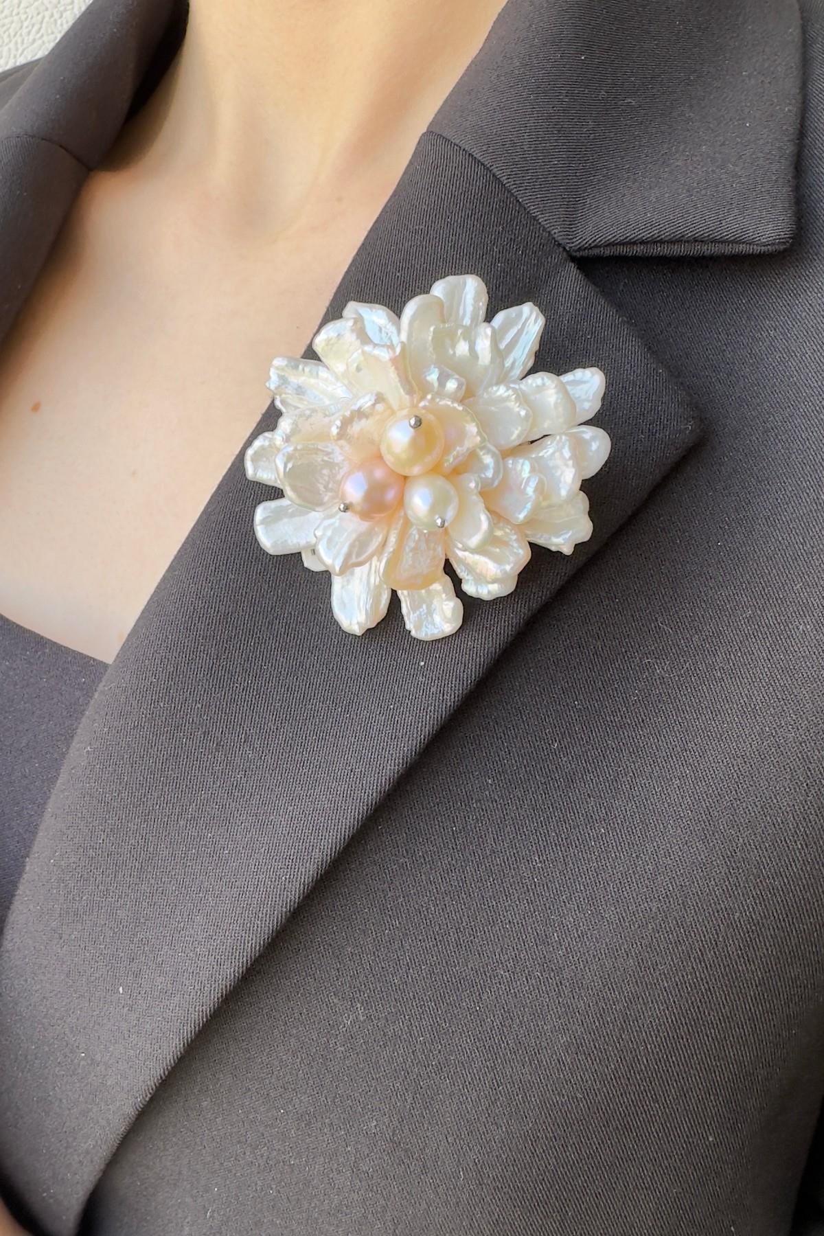 Çiçek Desenli Barok Doğal İnci Broş
