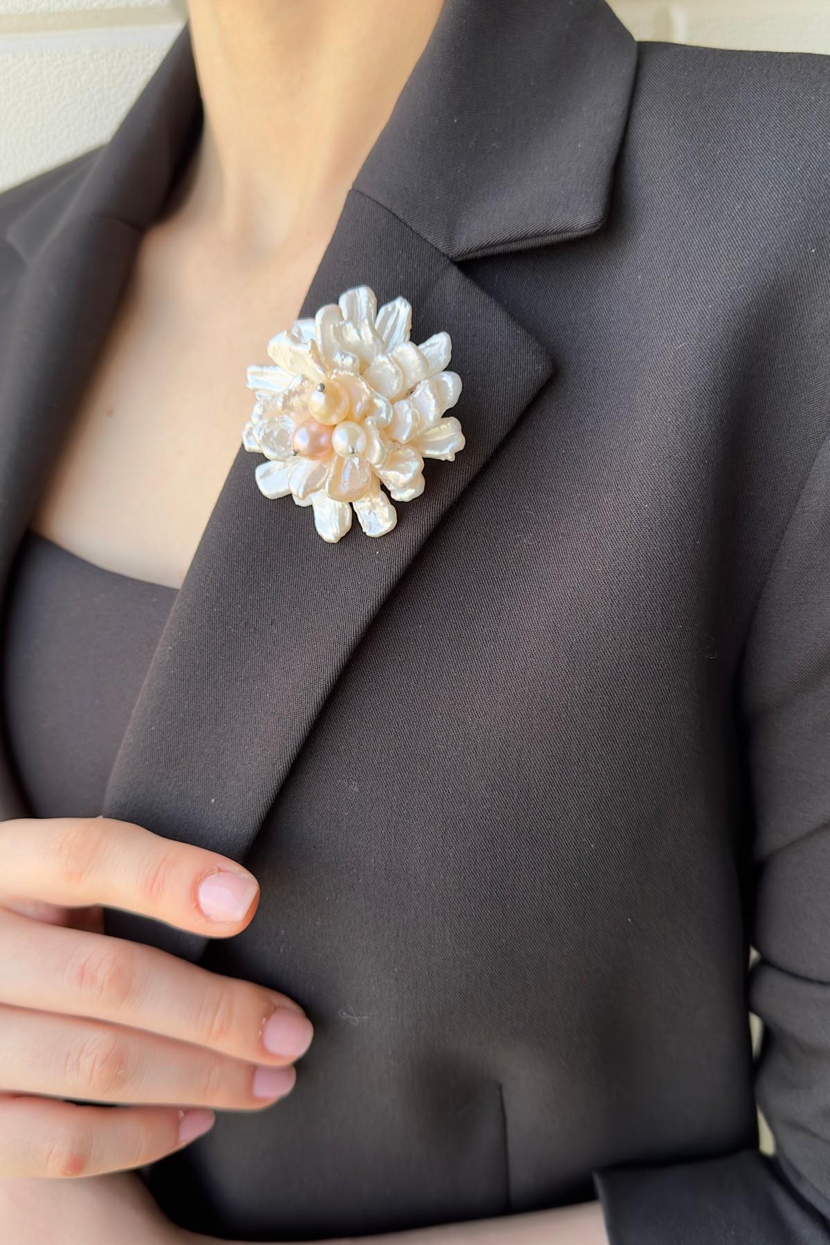 Çiçek Desenli Barok Doğal İnci Broş