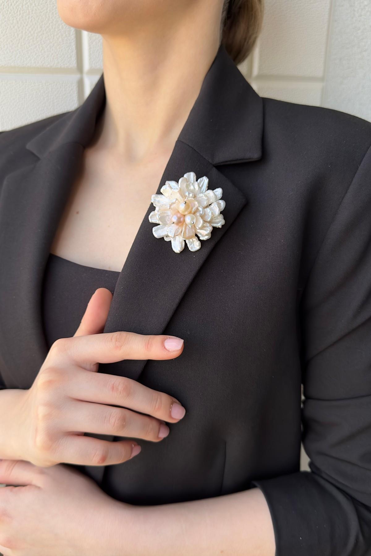 Çiçek Desenli Barok Doğal İnci Broş