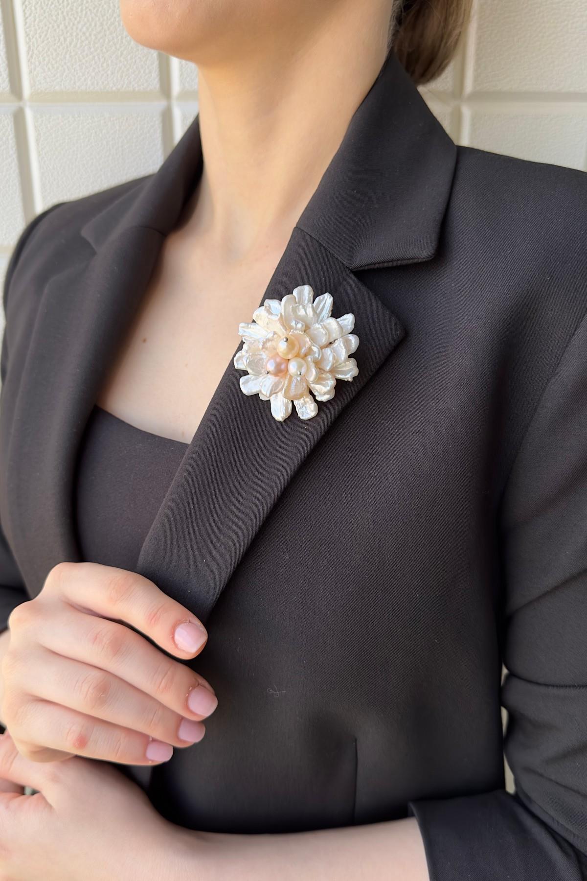 Çiçek Desenli Barok Doğal İnci Broş