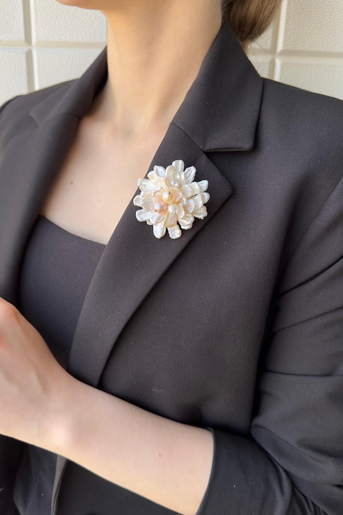 Çiçek Desenli Barok Doğal İnci Broş