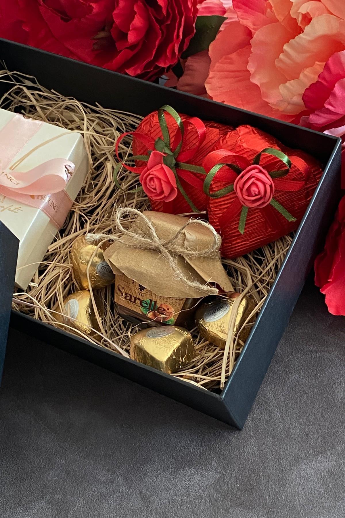 Sevgiliye Özel Hediye Kutusu Gül ve Çikolatalı