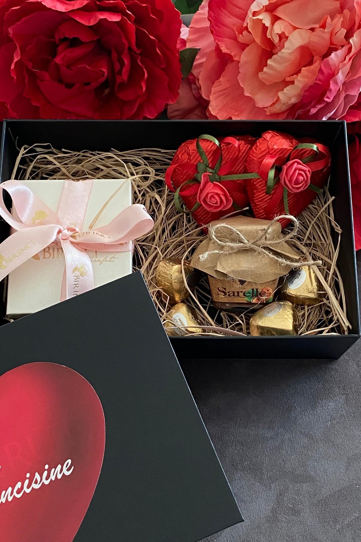 Sevgiliye Özel Hediye Kutusu Gül ve Çikolatalı