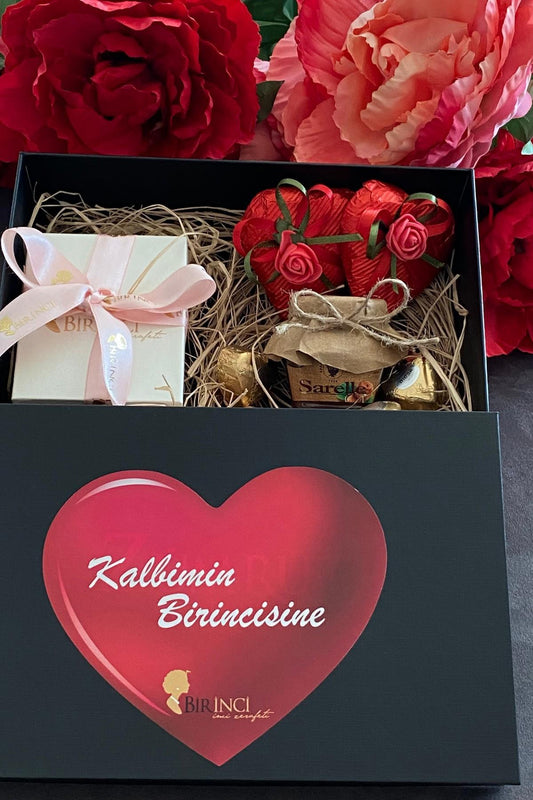 Sevgiliye Özel Hediye Kutusu Gül ve Çikolatalı
