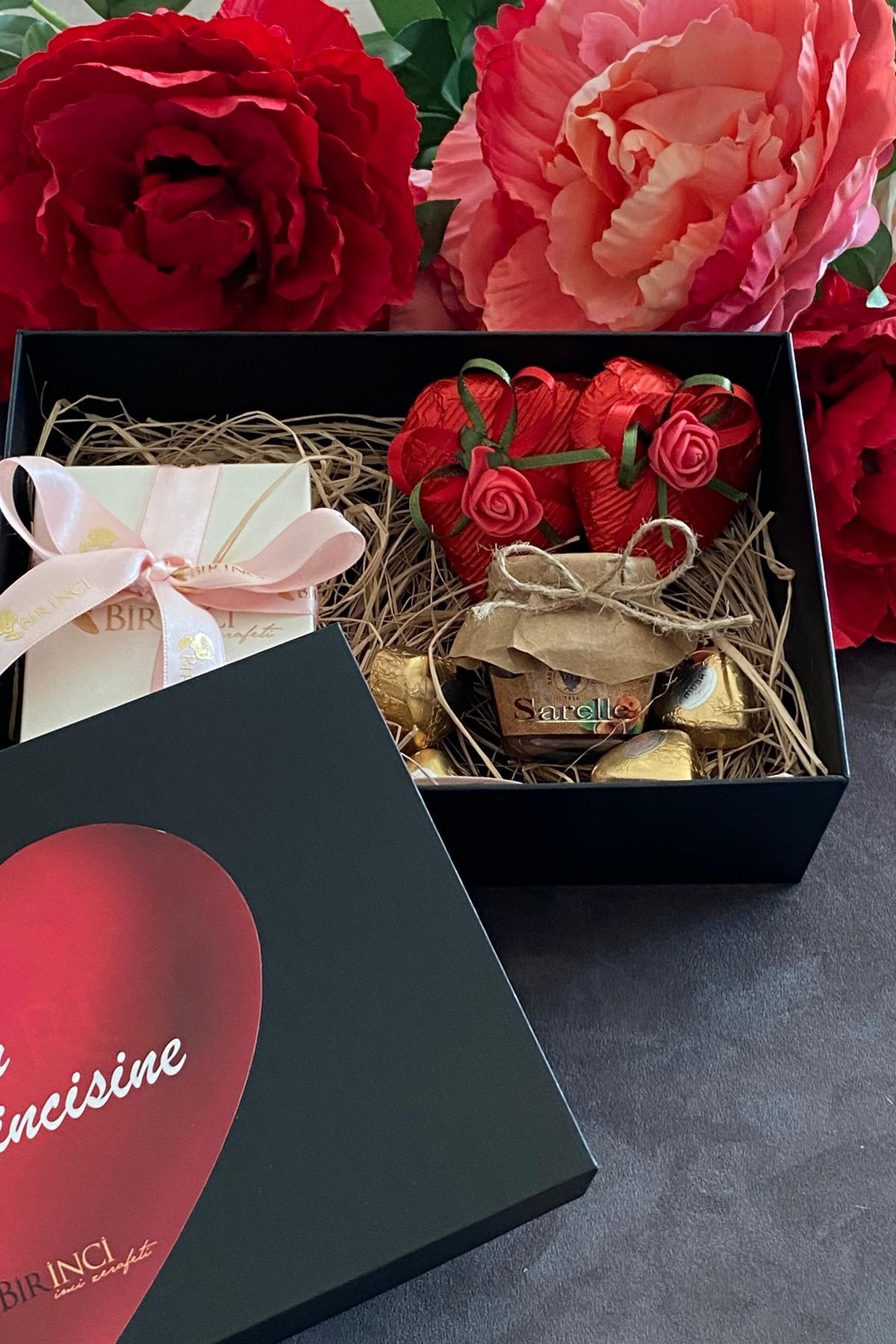 Sevgiliye Özel Hediye Kutusu Gül ve Çikolatalı