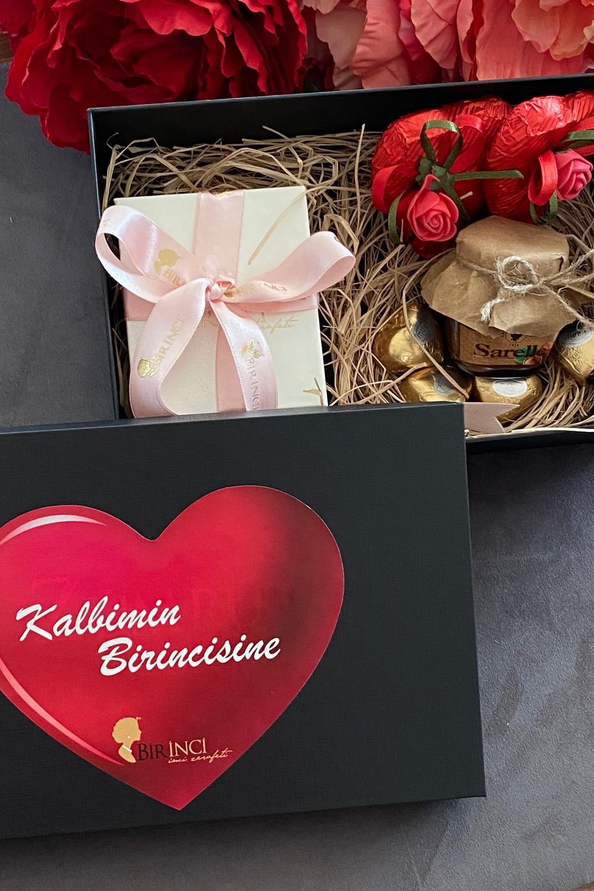Sevgiliye Özel Hediye Kutusu Gül ve Çikolatalı